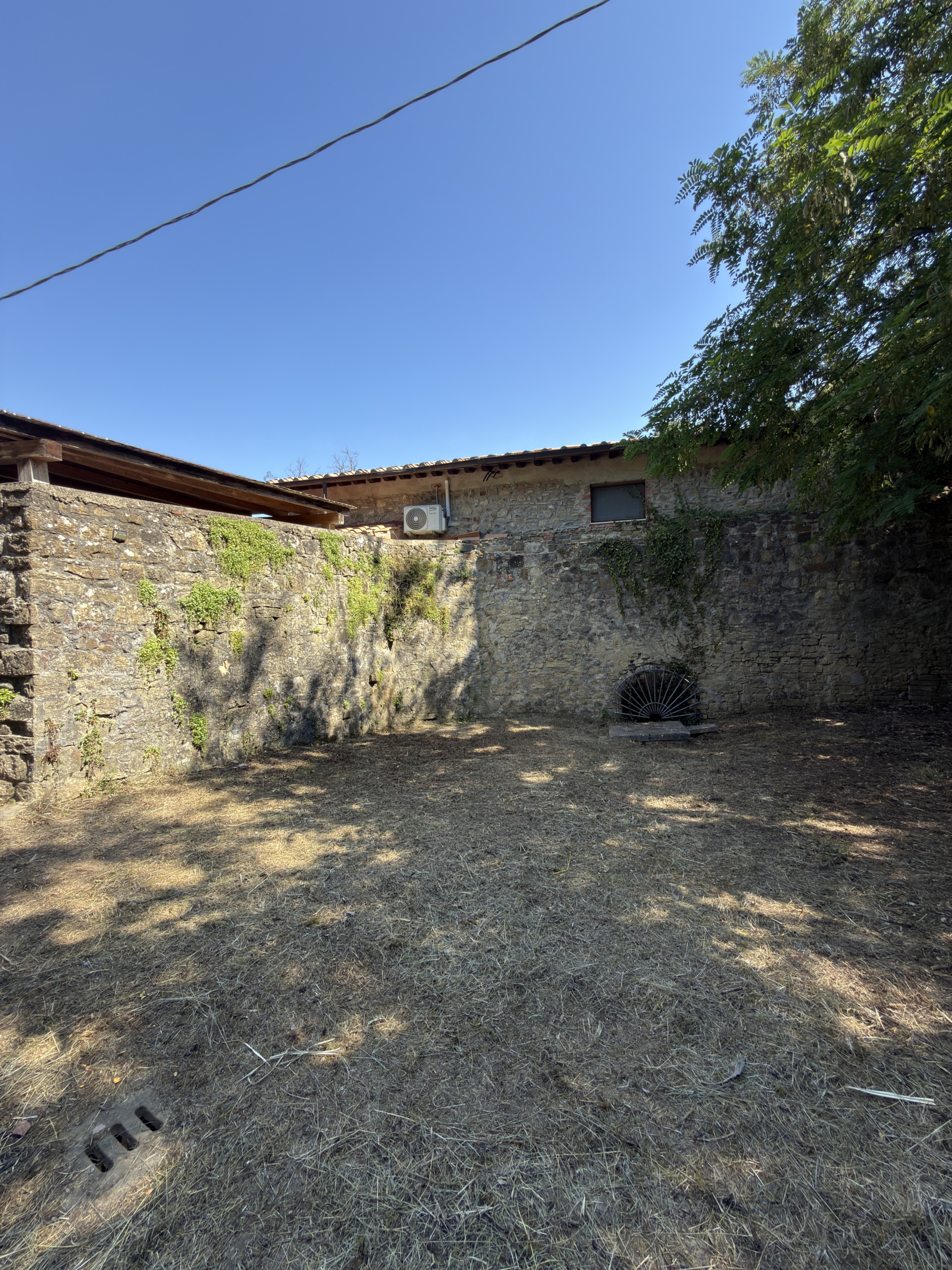 Terreno intorno piscina1